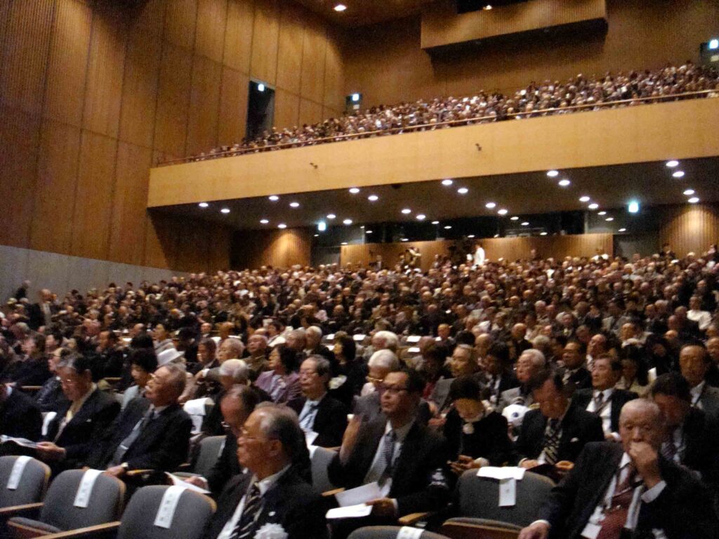 式典は校友参加者で満席