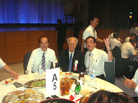 向殿校友会長、村山元首相　と記念撮影