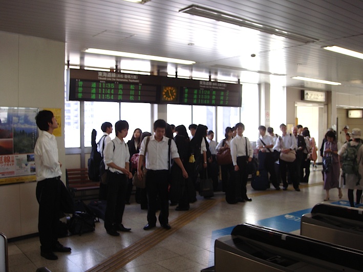 学生焼津駅に到着