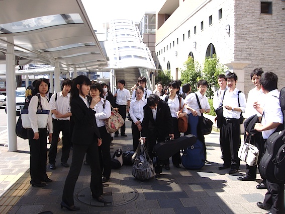タクシーで会場へ