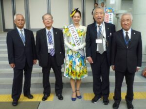 ミス沖縄を囲んで